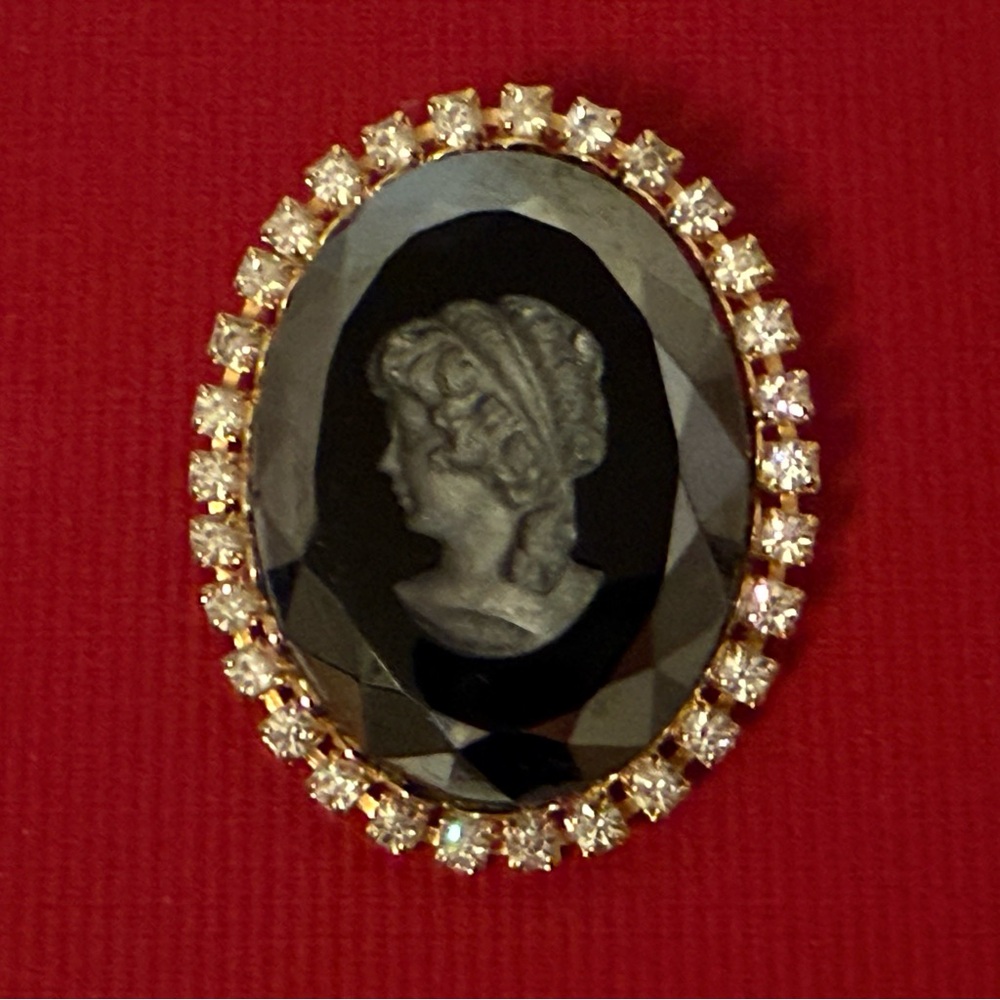BROOCH INTAGLIO CAMEO BLACK GLASS INVERTED RHINESTONE ACCENT GOLD TONE SETTING